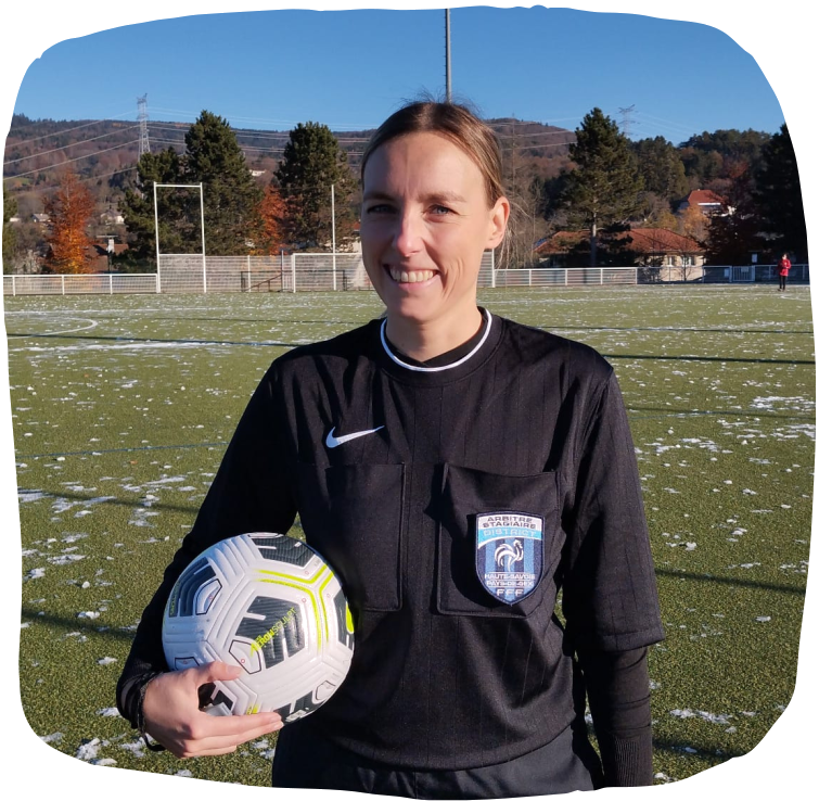 Flavie en tenue de joueuse de foot